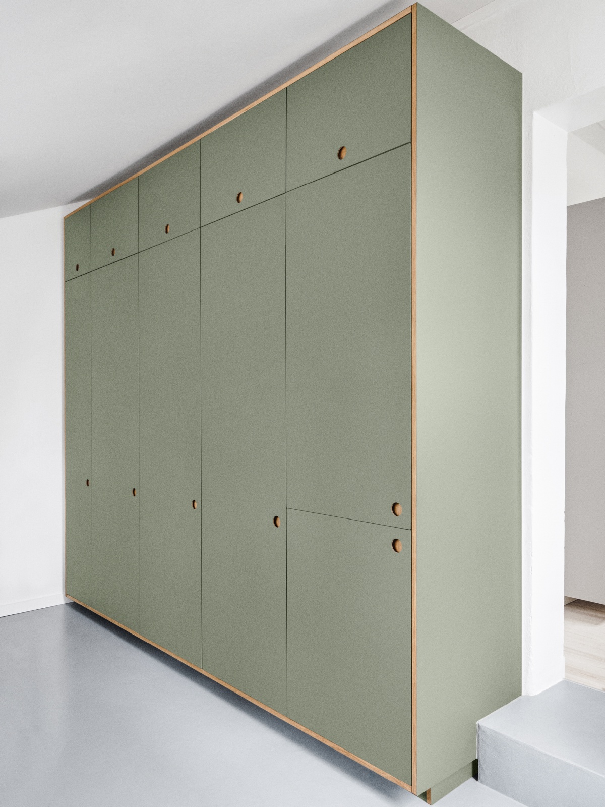 Cuisine blanche et armoire verte avec façades BASIS