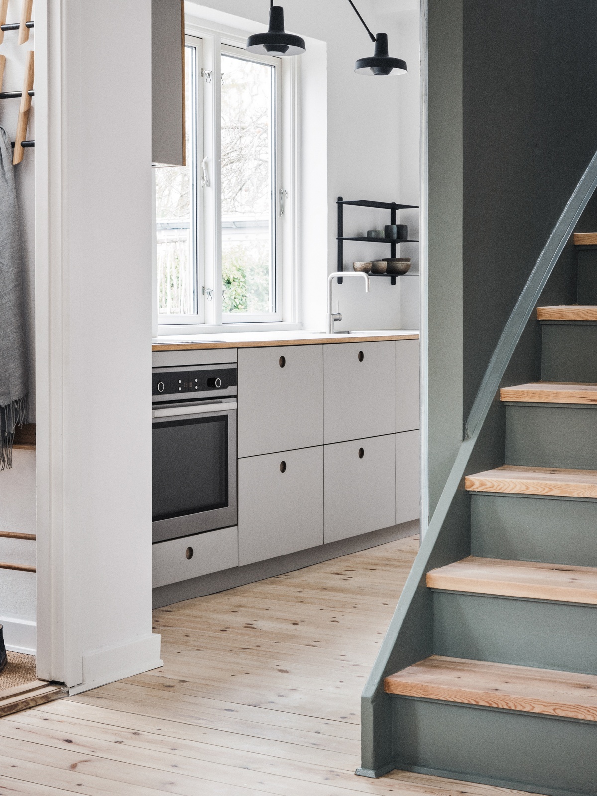 Cuisine blanche et armoire verte avec façades BASIS
