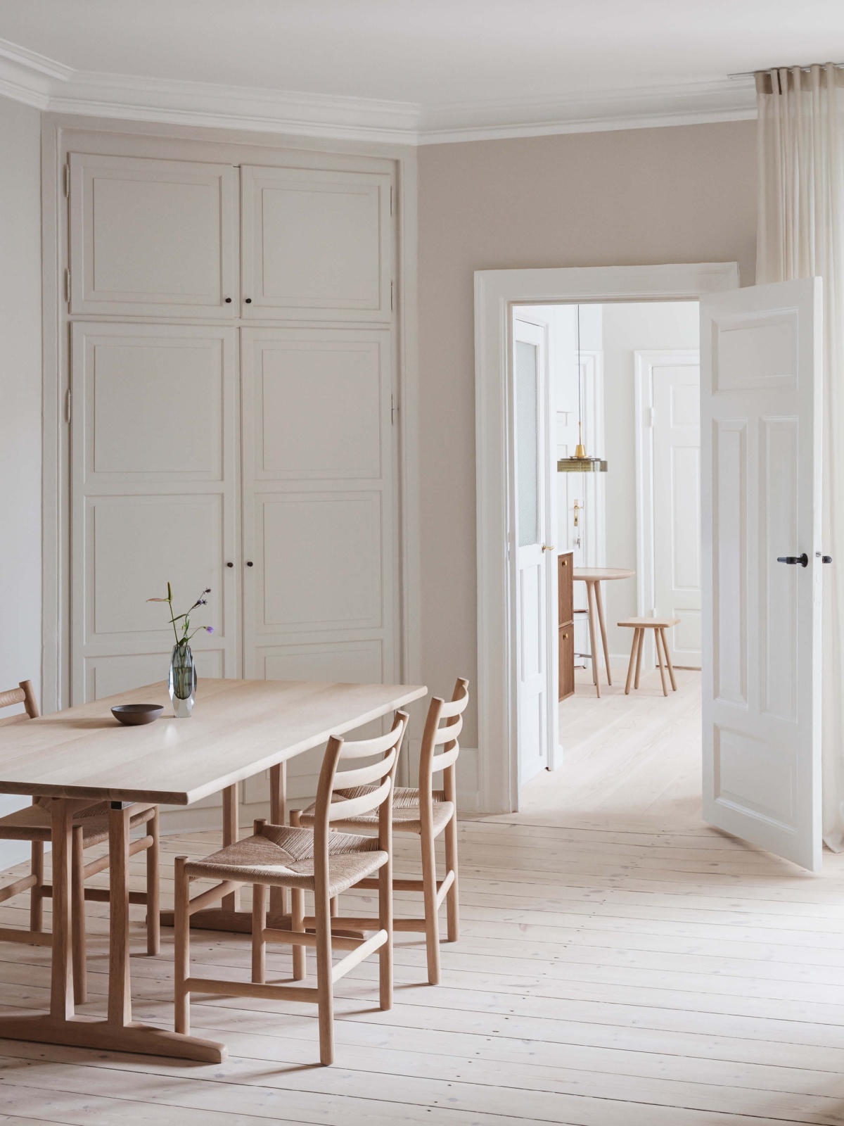 Cuisine FRAME en chêne foncé avec poignées en laiton