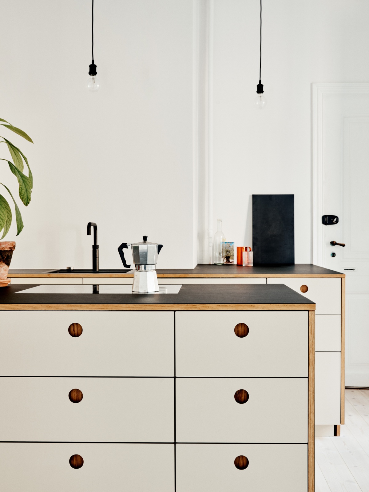 Cuisine BASIS avec façades et plan de travail en linoléum
