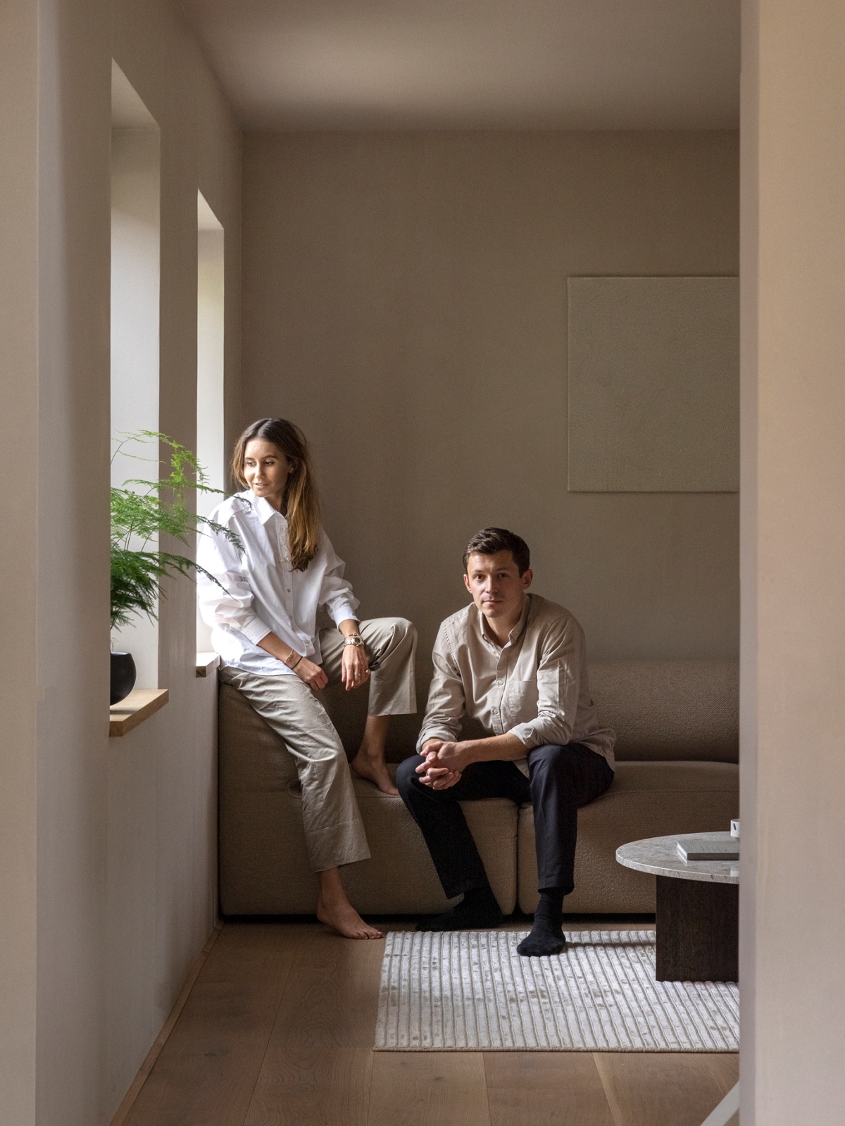 Cuisine avec façades en chêne naturel et poignées en métal foncé