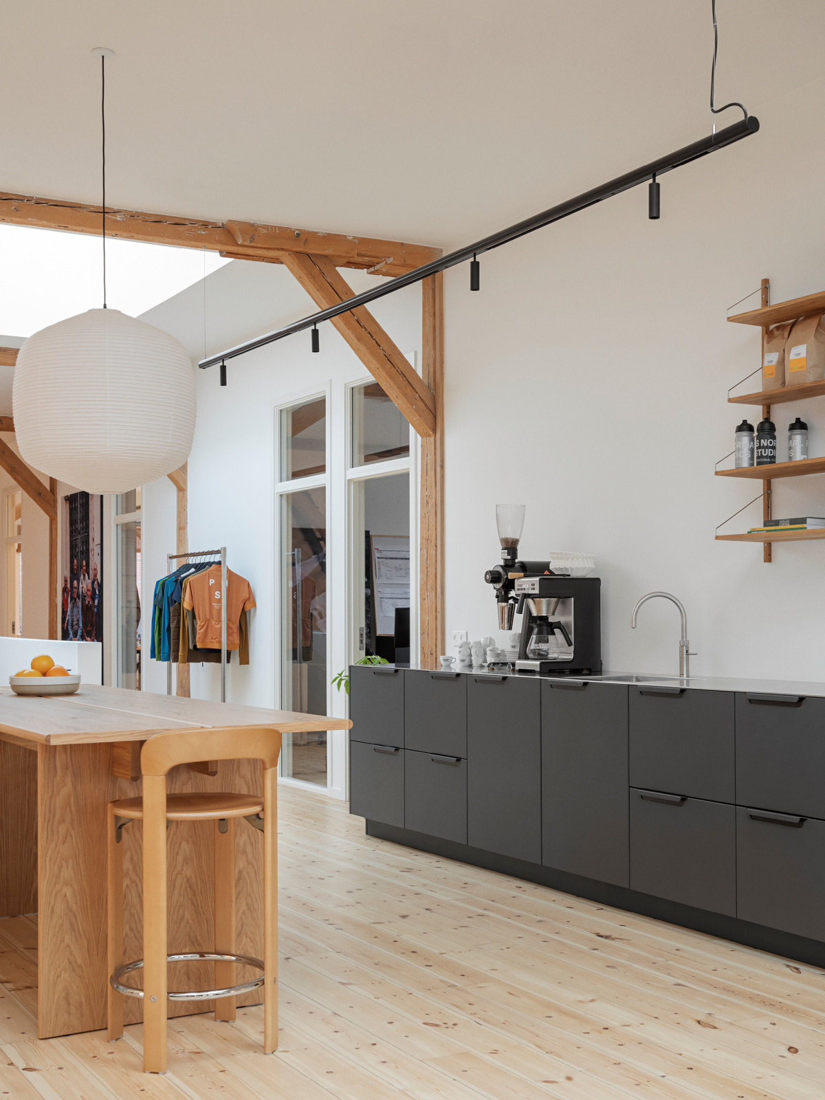 FOLD chez Pas Normal Studios : une cuisine durable pour un espace moderne