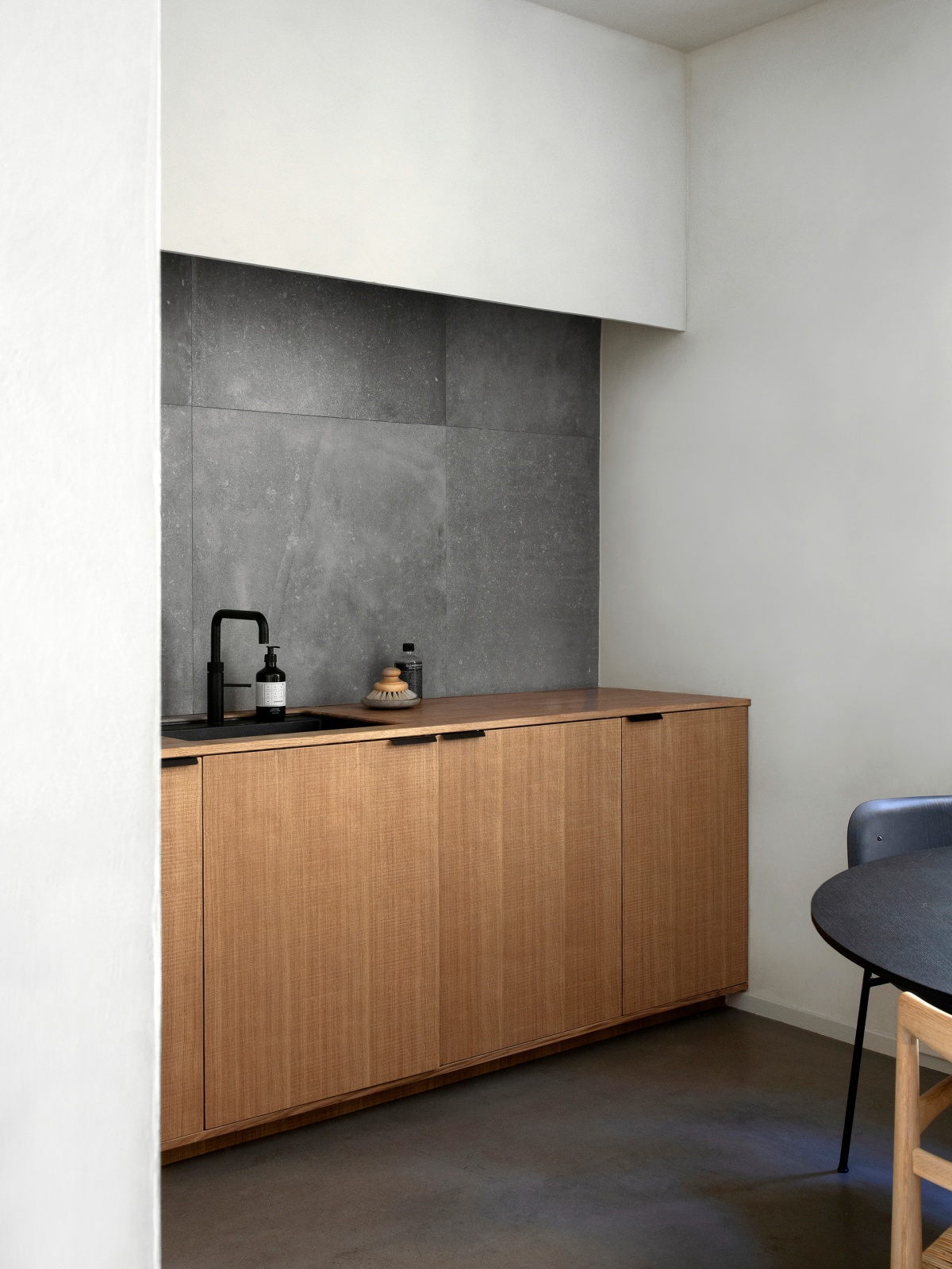 SURFACE fronts in natural oak and black handles