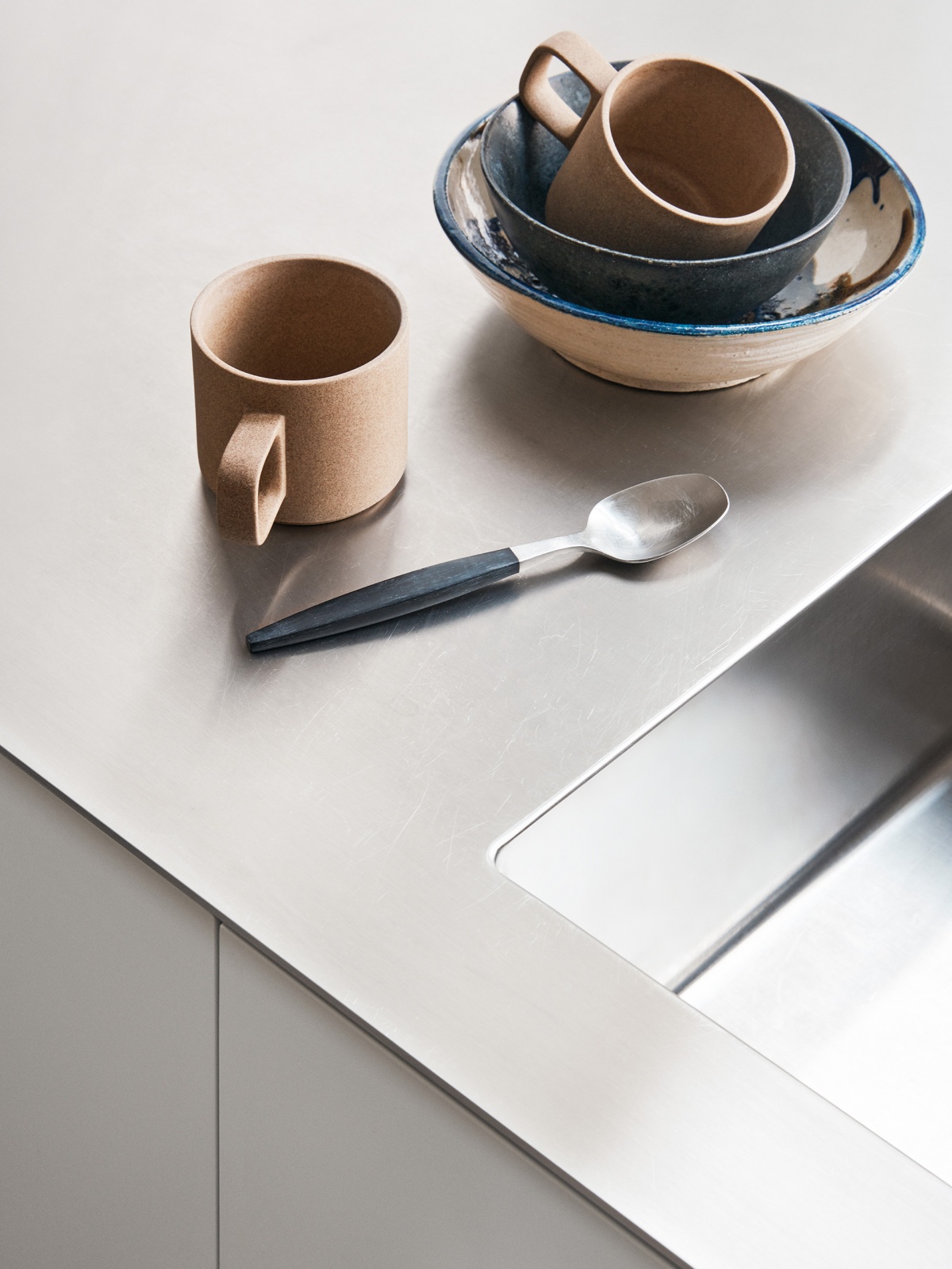 Steel sink in laminate countertop