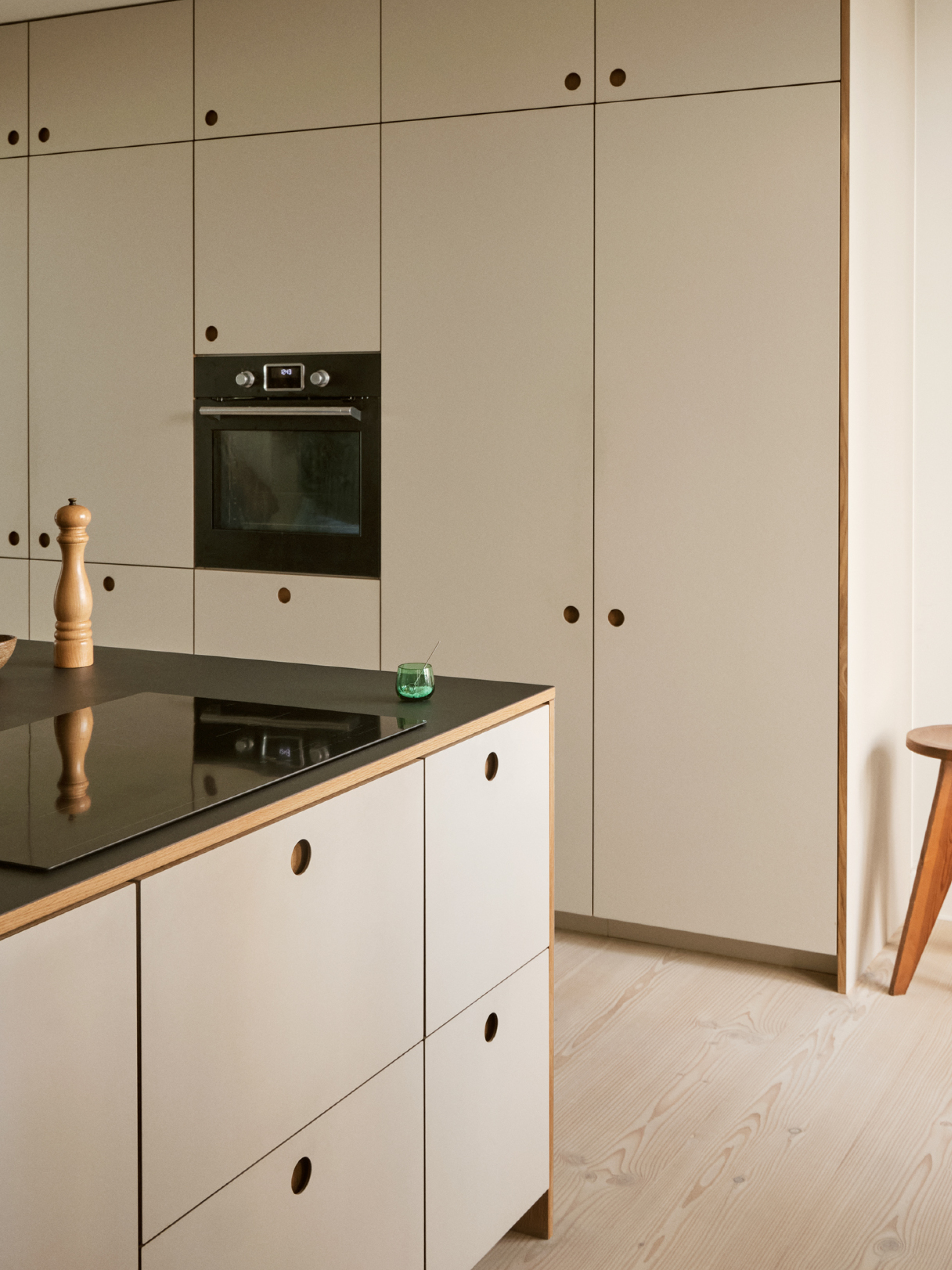 BASIS kitchen with fronts and countertop in linoleum